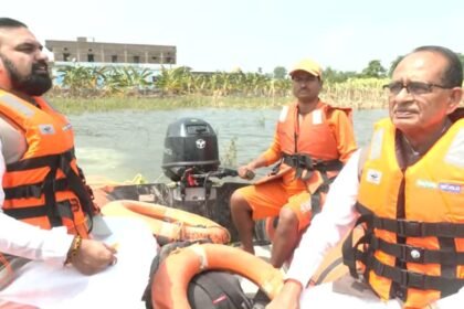 नाव, ट्रैक्टर और हेलिकॉप्टर से ग्राउंड जीरो पर पहुंचे केंद्रीय कृषि मंत्री शिवराज सिंह, बाढ़ पीड़ितों से बोले- चिंता मत कीजिए, हम आपके साथ हैं – एग्रीवेट